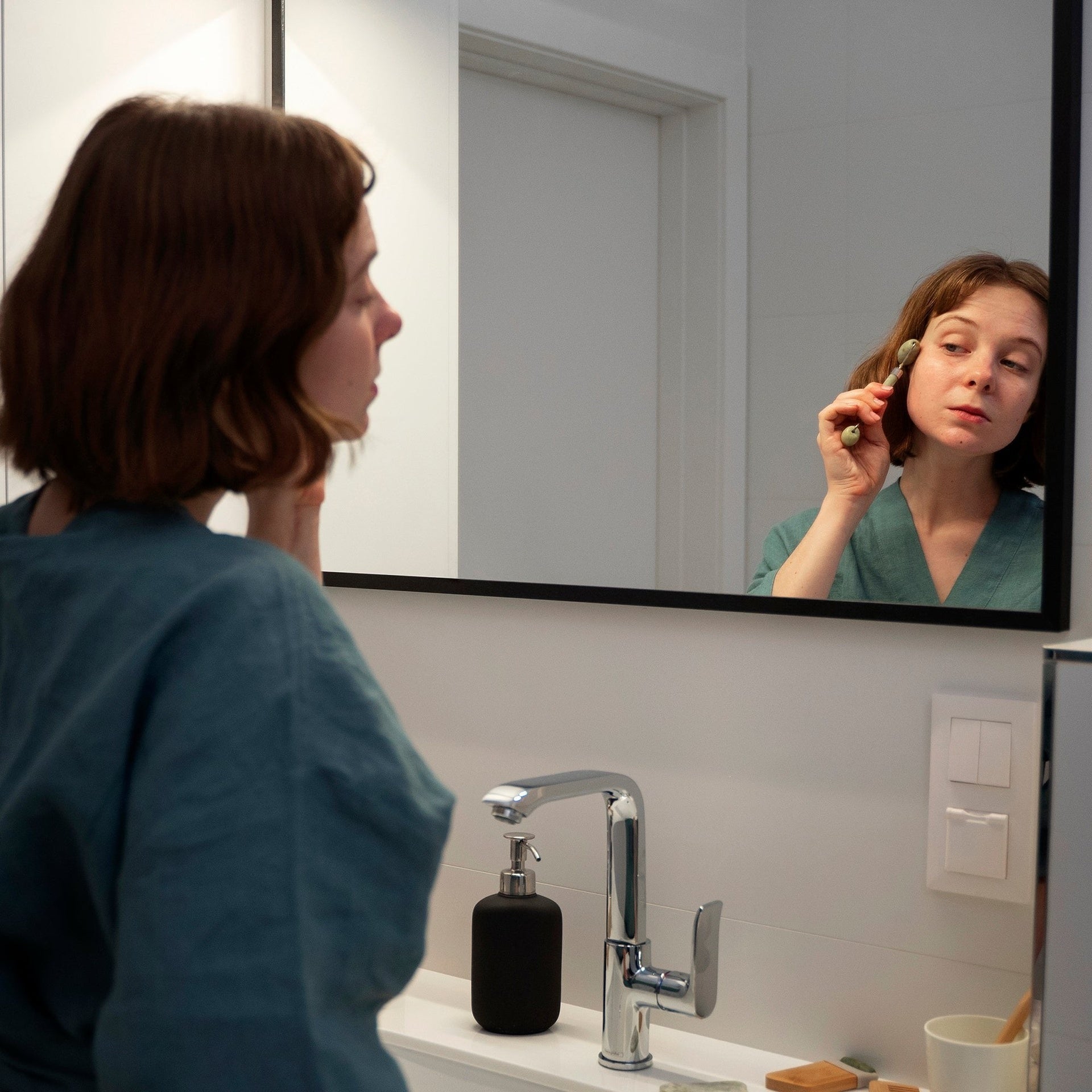 Espejo rectangular con marco negro mate