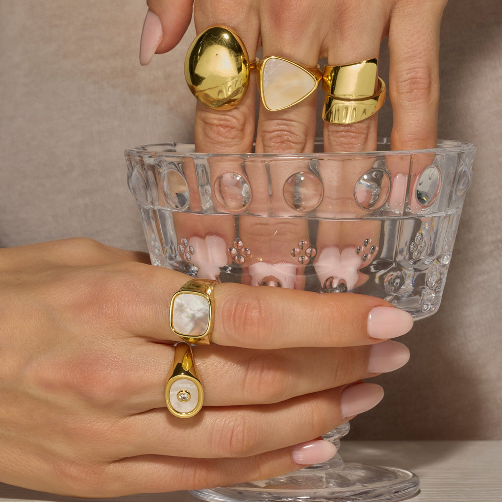 Anillo con madreperla blanca acabado oro 18k (staxo)